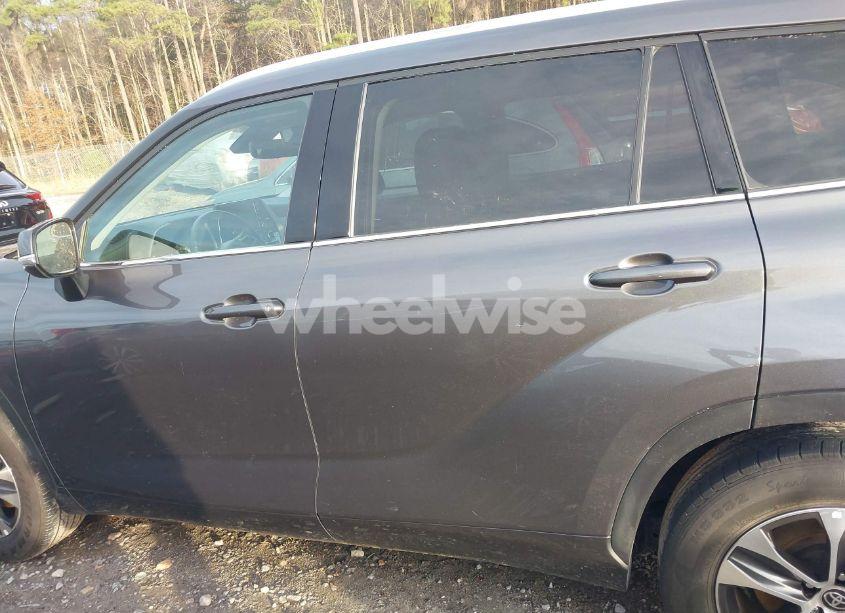 Photo 14 of 2022 Toyota Highlander XLE (VIN 5TDGZRAH5NS548772)