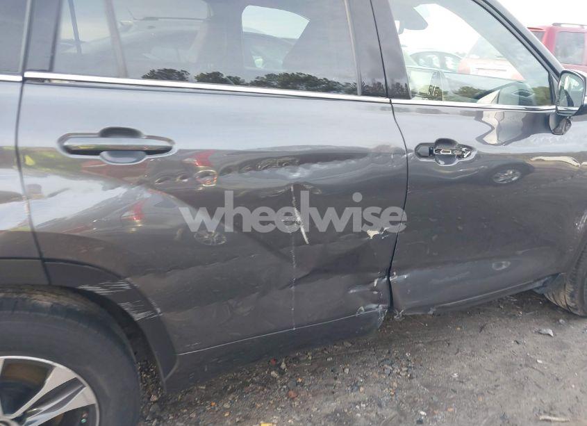 Photo 19 of 2022 Toyota Highlander XLE (VIN 5TDGZRAH5NS548772)