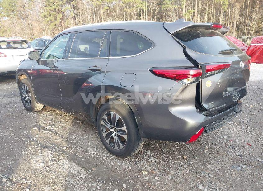 Photo 3 of 2022 Toyota Highlander XLE (VIN 5TDGZRAH5NS548772)