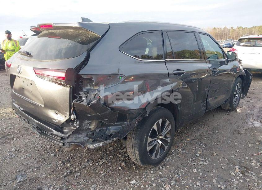Photo 4 of 2022 Toyota Highlander XLE (VIN 5TDGZRAH5NS548772)