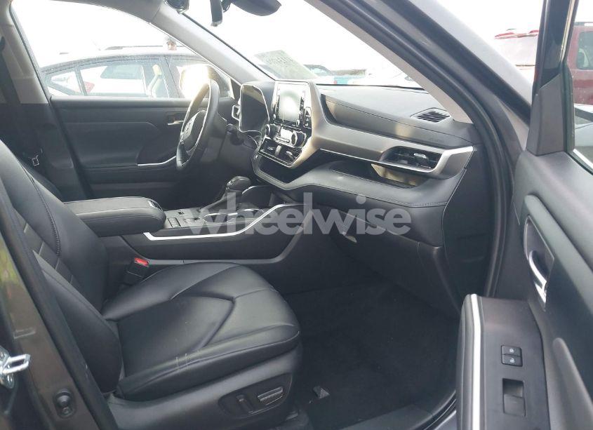 Photo 5 of 2022 Toyota Highlander XLE (VIN 5TDGZRAH5NS548772)