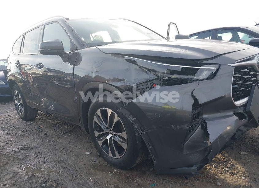 Photo 6 of 2022 Toyota Highlander XLE (VIN 5TDGZRAH5NS548772)