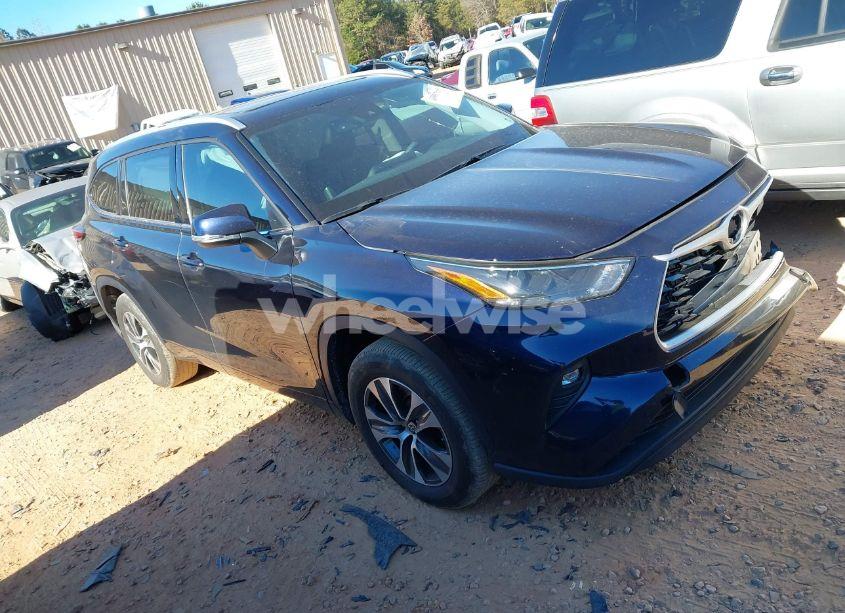 2022 Toyota Highlander XLE (VIN 5TDGZRAH6NS101044) main photo