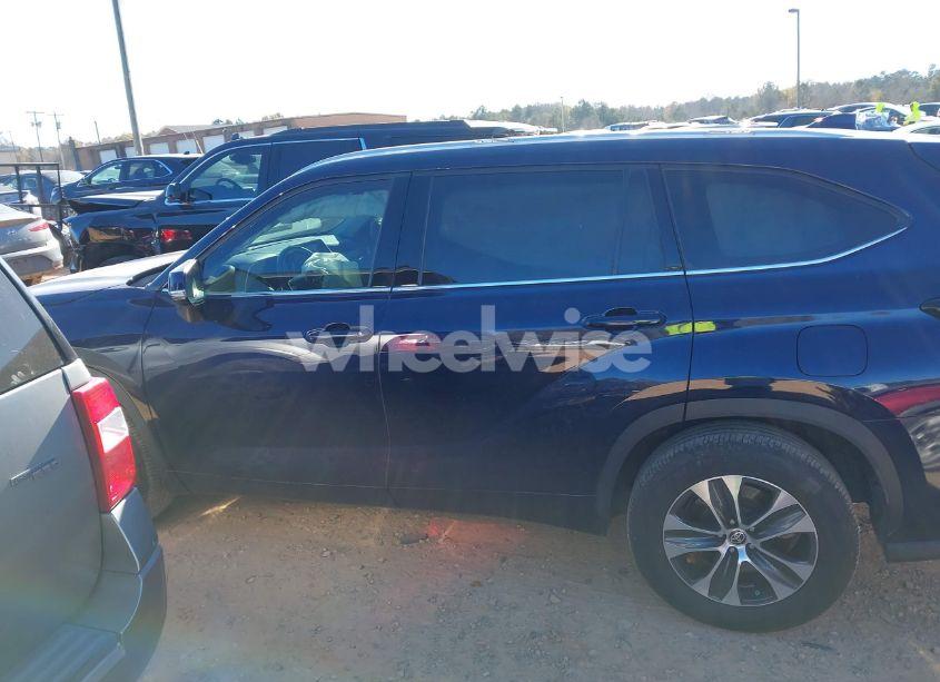 Photo 14 of 2022 Toyota Highlander XLE (VIN 5TDGZRAH6NS101044)