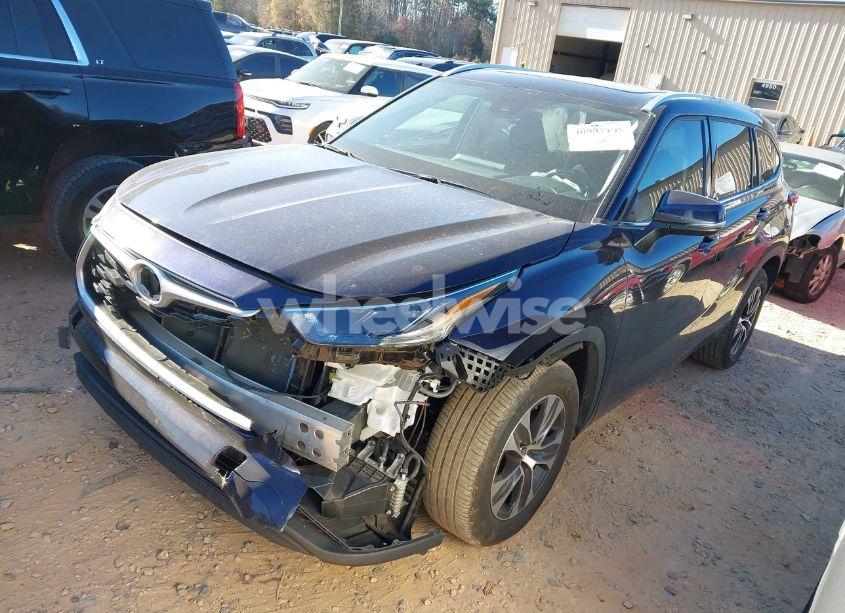 Photo 2 of 2022 Toyota Highlander XLE (VIN 5TDGZRAH6NS101044)