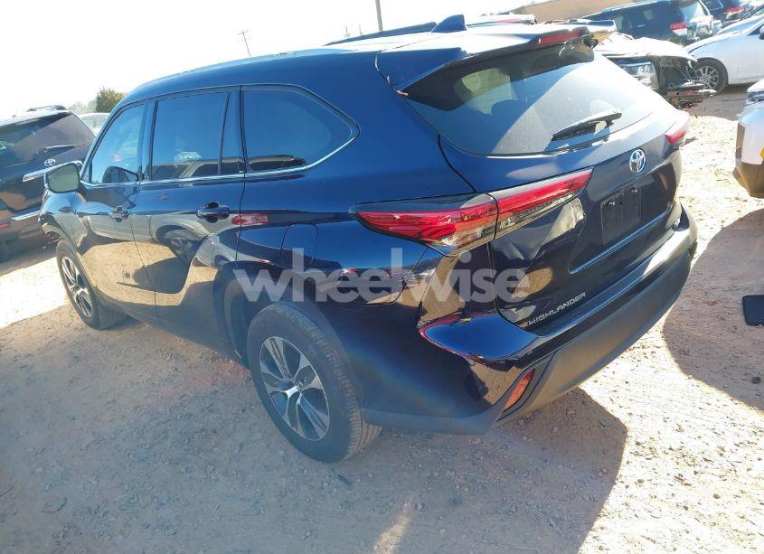 Photo 3 of 2022 Toyota Highlander XLE (VIN 5TDGZRAH6NS101044)