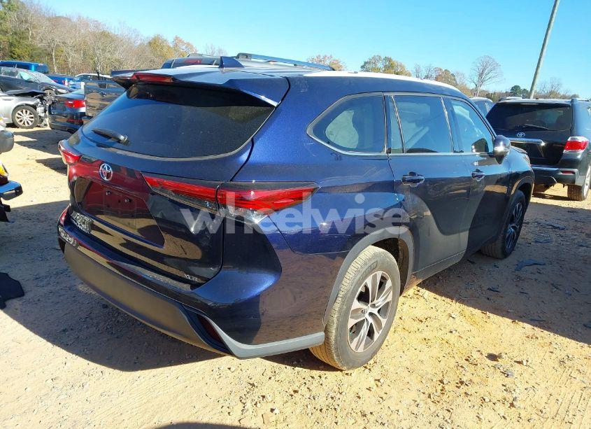 Photo 4 of 2022 Toyota Highlander XLE (VIN 5TDGZRAH6NS101044)