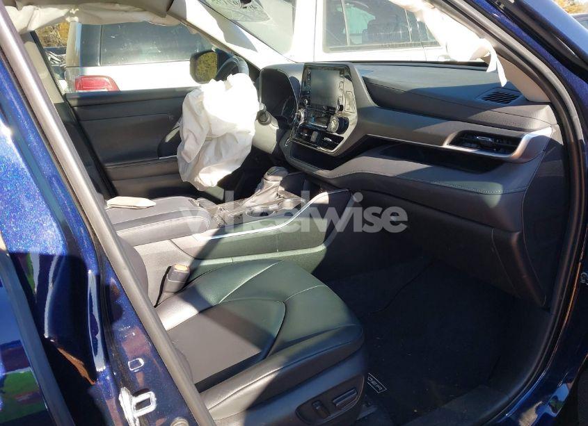 Photo 5 of 2022 Toyota Highlander XLE (VIN 5TDGZRAH6NS101044)