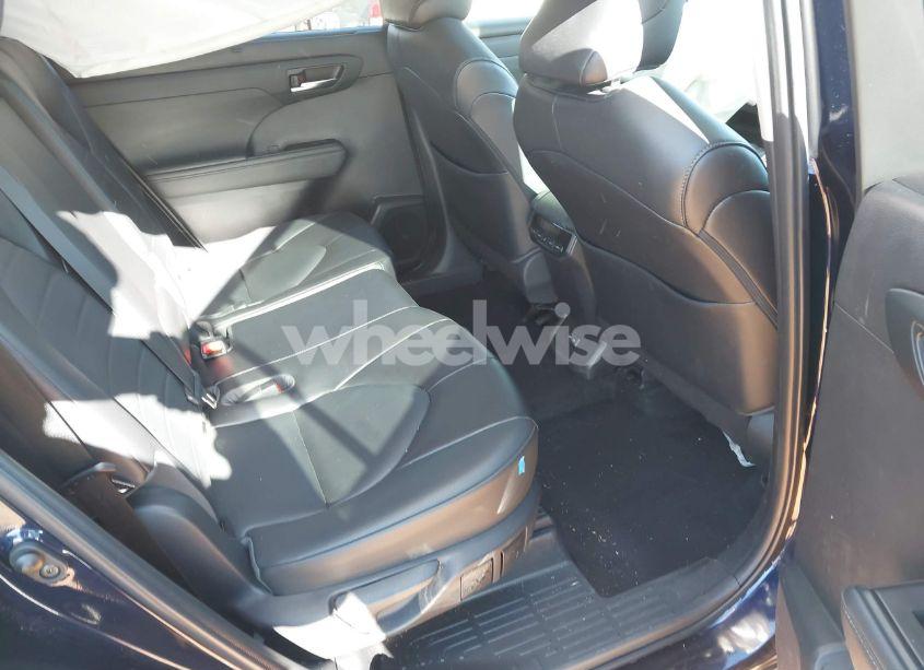 Photo 8 of 2022 Toyota Highlander XLE (VIN 5TDGZRAH6NS101044)