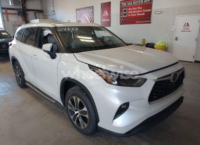 2022 Toyota Highlander XLE (VIN 5TDGZRAH6NS540289) main photo