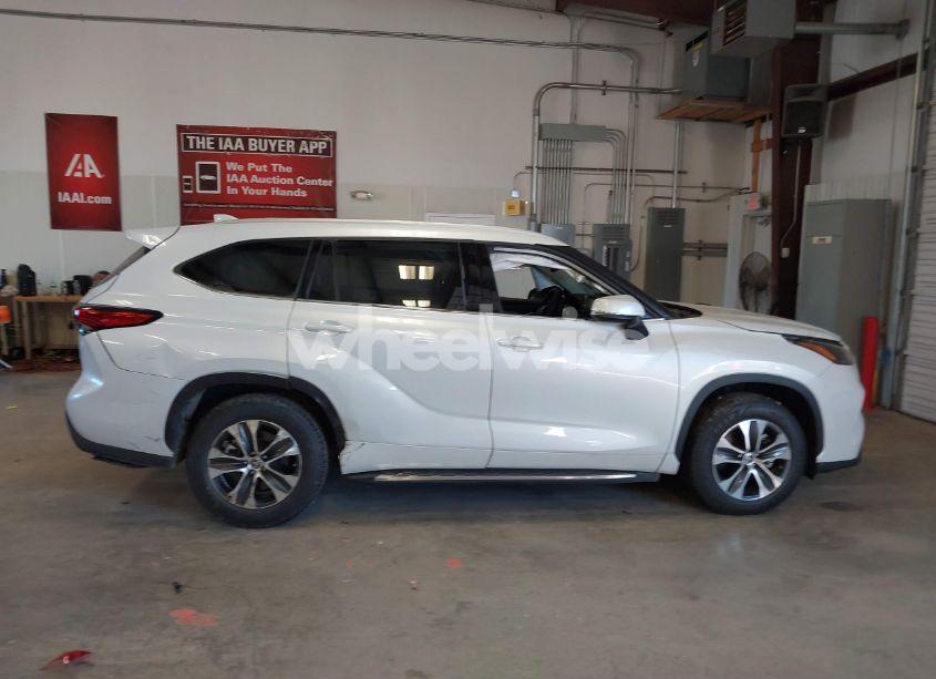 Photo 14 of 2022 Toyota Highlander XLE (VIN 5TDGZRAH6NS540289)