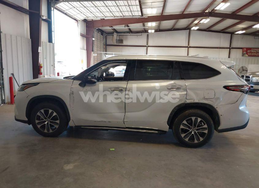 Photo 15 of 2022 Toyota Highlander XLE (VIN 5TDGZRAH6NS540289)