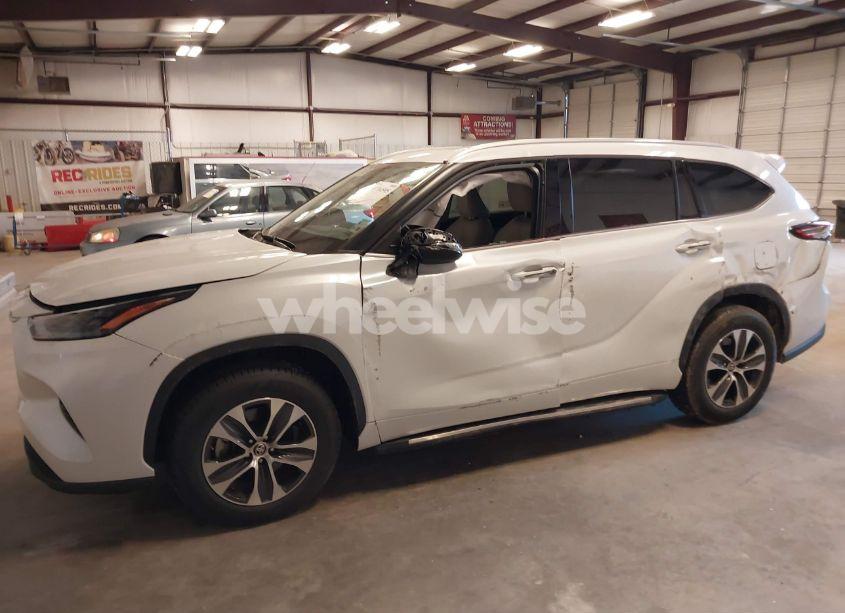 Photo 18 of 2022 Toyota Highlander XLE (VIN 5TDGZRAH6NS540289)
