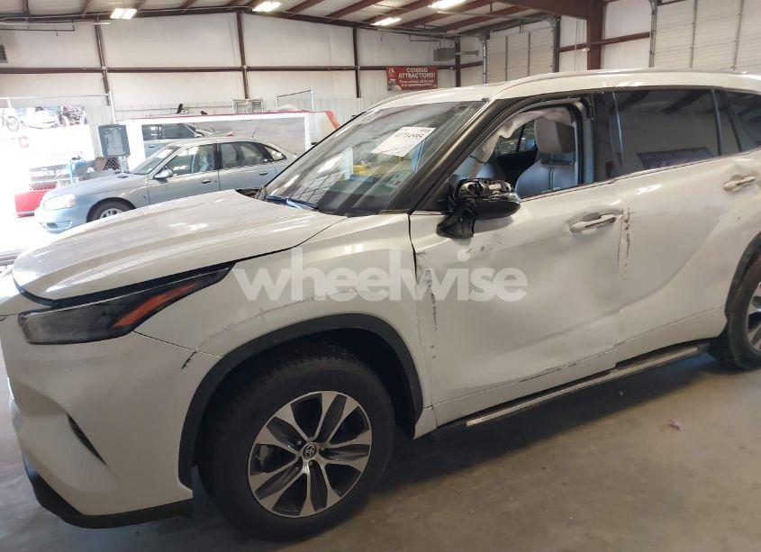 Photo 19 of 2022 Toyota Highlander XLE (VIN 5TDGZRAH6NS540289)