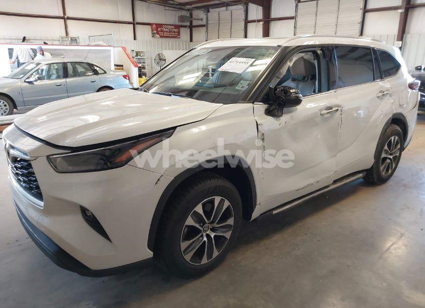 Photo 2 of 2022 Toyota Highlander XLE (VIN 5TDGZRAH6NS540289)