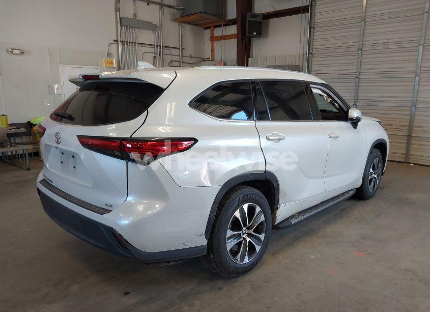 Photo 4 of 2022 Toyota Highlander XLE (VIN 5TDGZRAH6NS540289)
