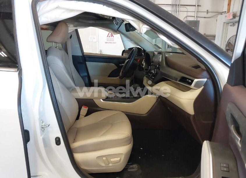 Photo 5 of 2022 Toyota Highlander XLE (VIN 5TDGZRAH6NS540289)