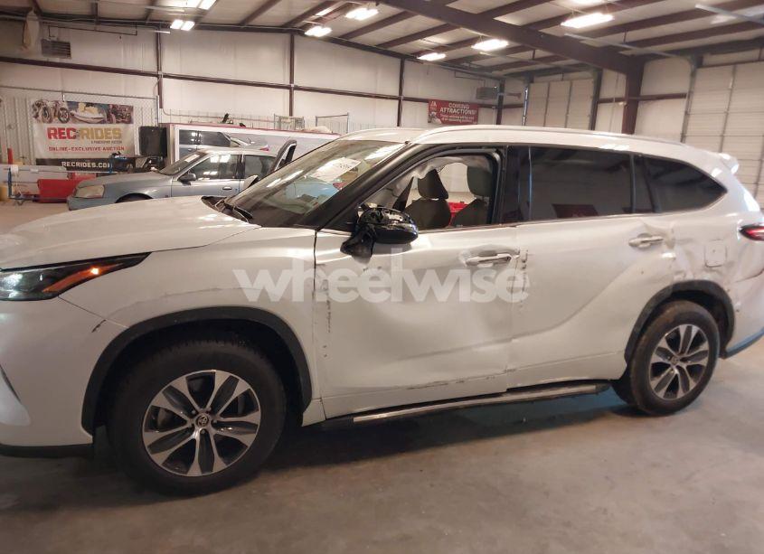 Photo 6 of 2022 Toyota Highlander XLE (VIN 5TDGZRAH6NS540289)