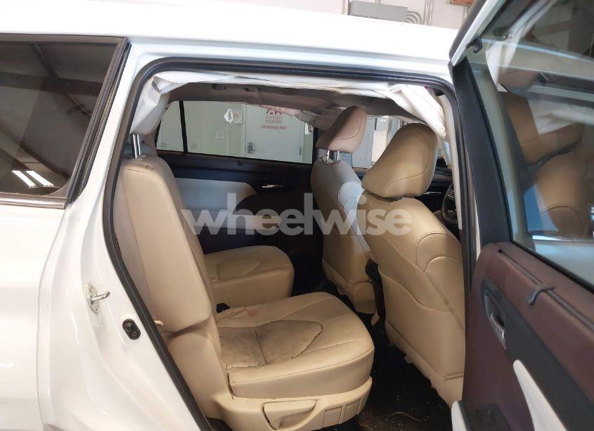 Photo 8 of 2022 Toyota Highlander XLE (VIN 5TDGZRAH6NS540289)