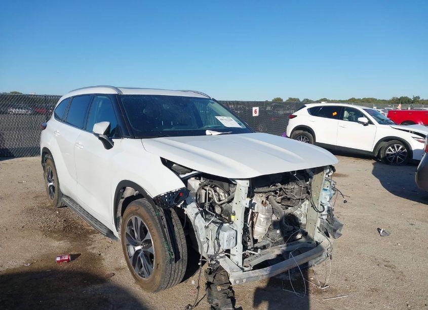 2022 Toyota Highlander XLE (VIN 5TDGZRAH6NS553866) main photo