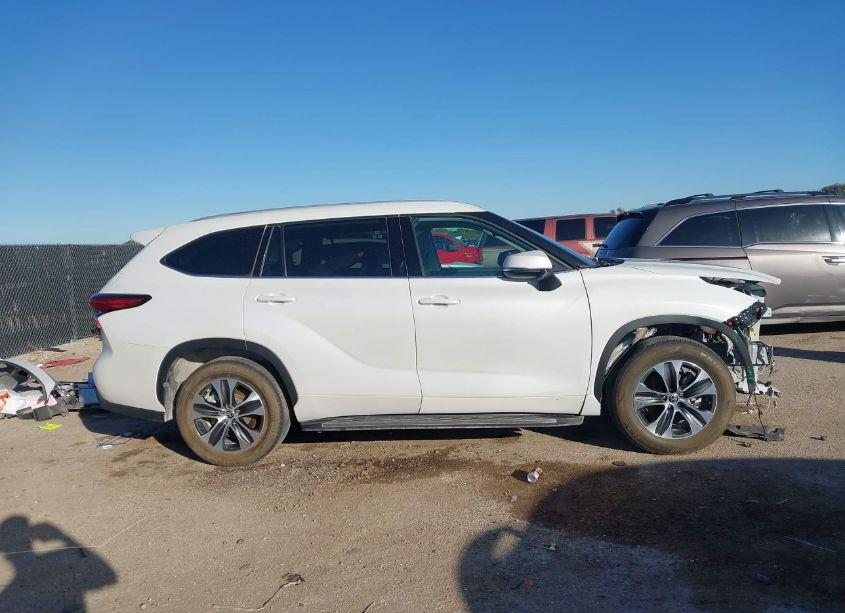 Photo 13 of 2022 Toyota Highlander XLE (VIN 5TDGZRAH6NS553866)