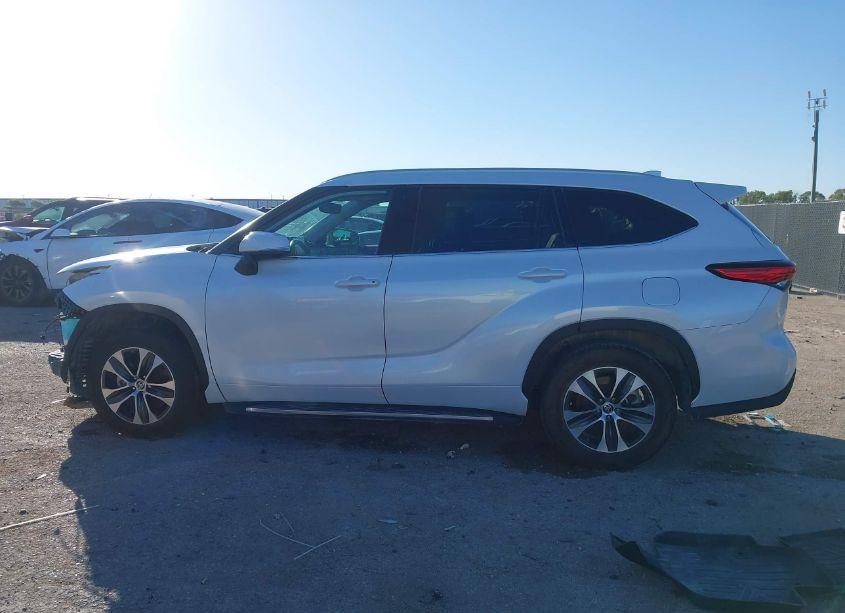 Photo 14 of 2022 Toyota Highlander XLE (VIN 5TDGZRAH6NS553866)