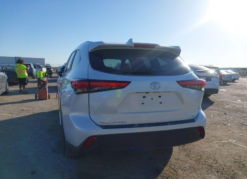 Photo 3 of 2022 Toyota Highlander XLE (VIN 5TDGZRAH6NS553866)