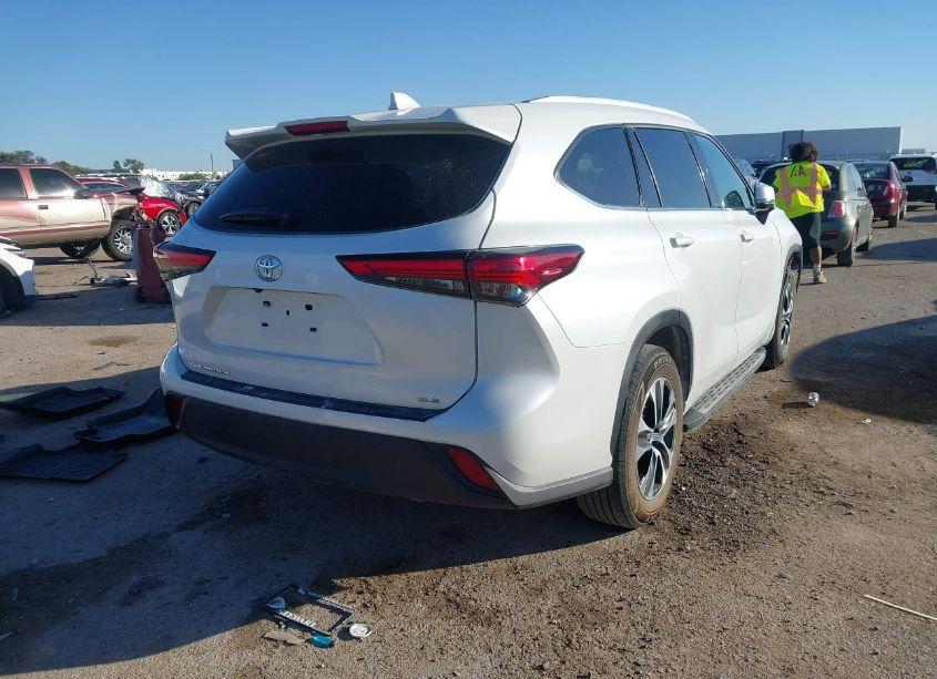 Photo 4 of 2022 Toyota Highlander XLE (VIN 5TDGZRAH6NS553866)