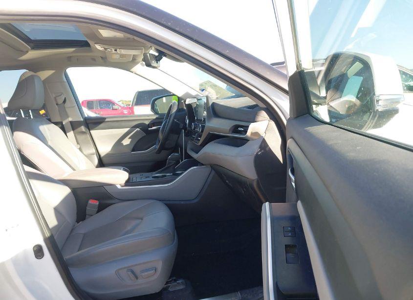 Photo 5 of 2022 Toyota Highlander XLE (VIN 5TDGZRAH6NS553866)