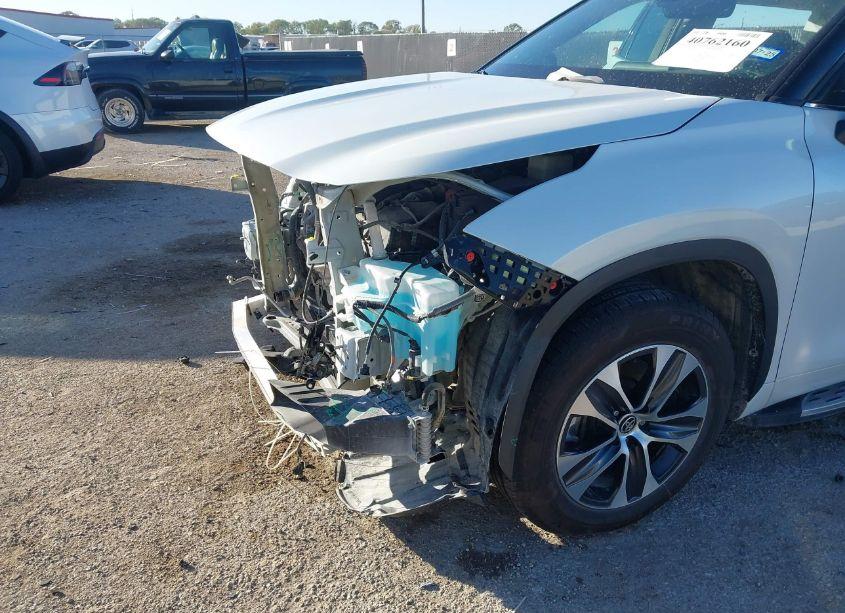 Photo 6 of 2022 Toyota Highlander XLE (VIN 5TDGZRAH6NS553866)