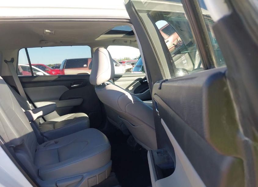 Photo 8 of 2022 Toyota Highlander XLE (VIN 5TDGZRAH6NS553866)