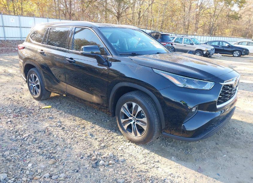 2022 Toyota Highlander XLE (VIN 5TDGZRAH6NS554094) main photo