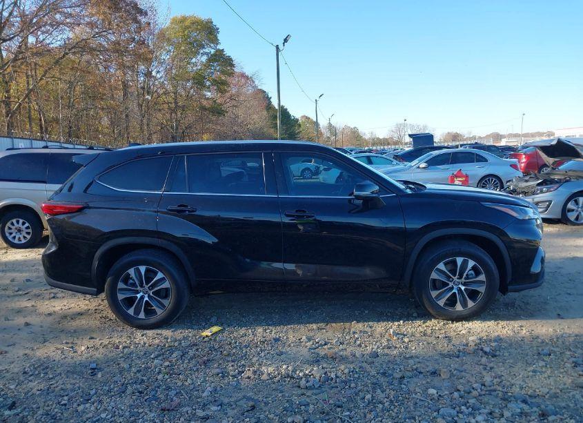 Photo 13 of 2022 Toyota Highlander XLE (VIN 5TDGZRAH6NS554094)
