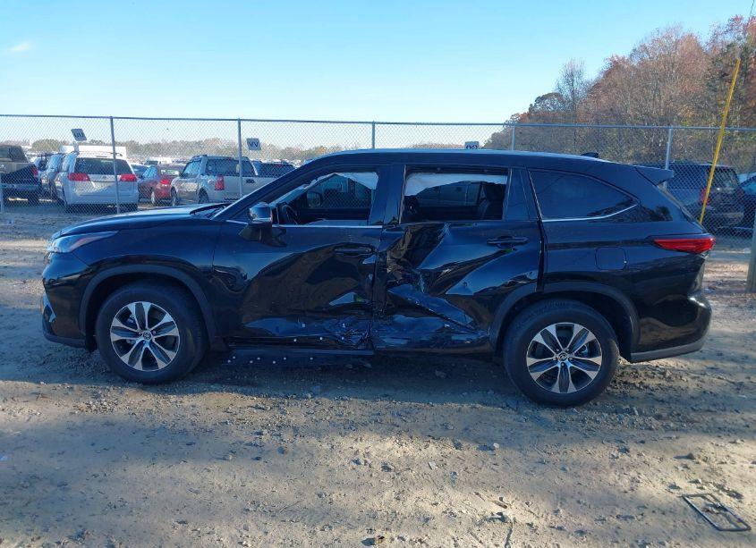Photo 14 of 2022 Toyota Highlander XLE (VIN 5TDGZRAH6NS554094)