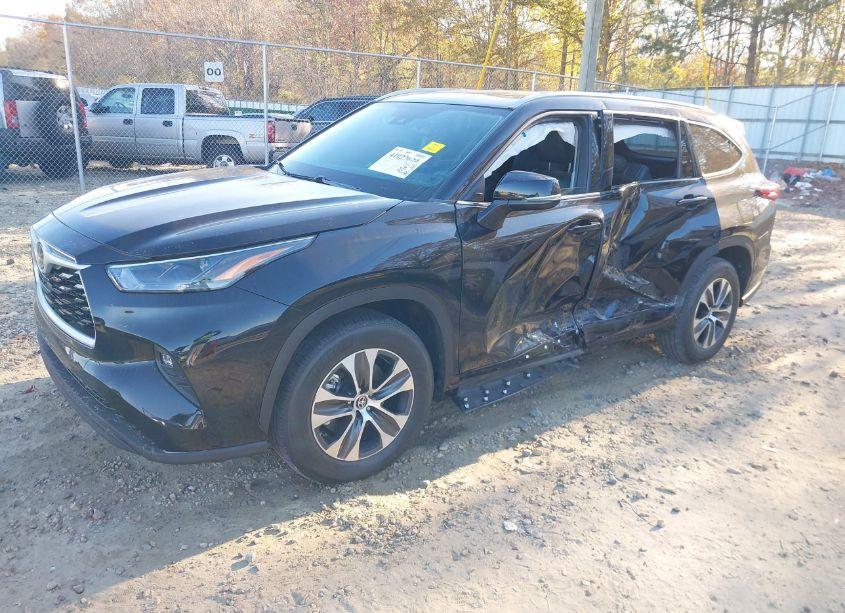 Photo 2 of 2022 Toyota Highlander XLE (VIN 5TDGZRAH6NS554094)