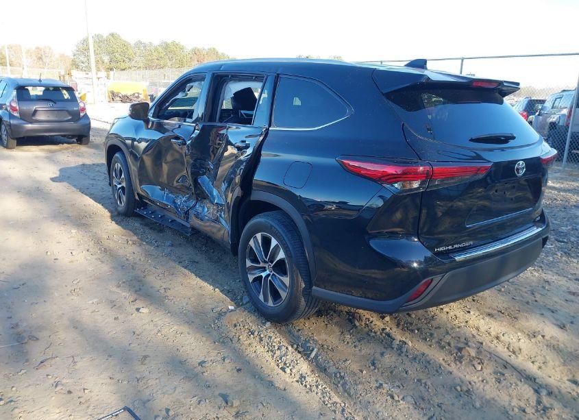 Photo 3 of 2022 Toyota Highlander XLE (VIN 5TDGZRAH6NS554094)