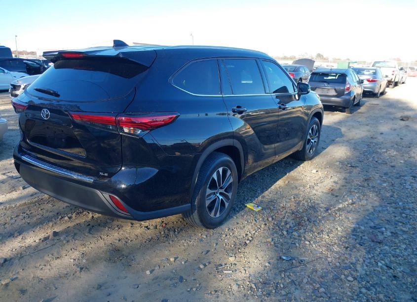 Photo 4 of 2022 Toyota Highlander XLE (VIN 5TDGZRAH6NS554094)