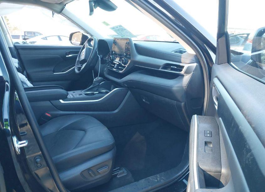 Photo 5 of 2022 Toyota Highlander XLE (VIN 5TDGZRAH6NS554094)