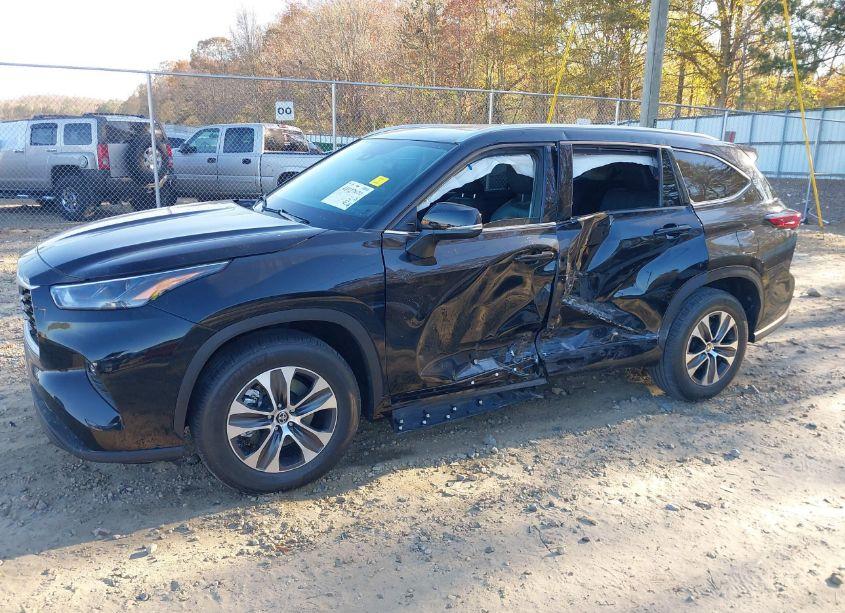 Photo 6 of 2022 Toyota Highlander XLE (VIN 5TDGZRAH6NS554094)