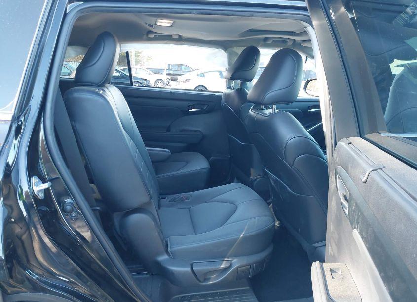 Photo 8 of 2022 Toyota Highlander XLE (VIN 5TDGZRAH6NS554094)