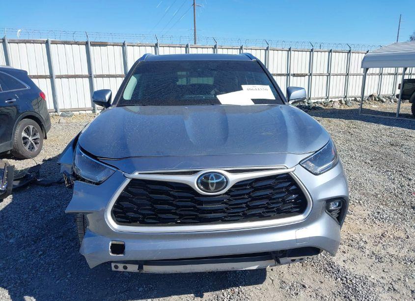 Photo 12 of 2021 Toyota Highlander XLE (VIN 5TDGZRAH7MS034100)