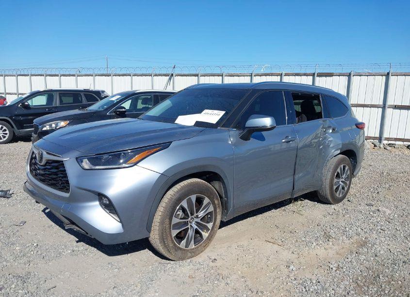 Photo 2 of 2021 Toyota Highlander XLE (VIN 5TDGZRAH7MS034100)