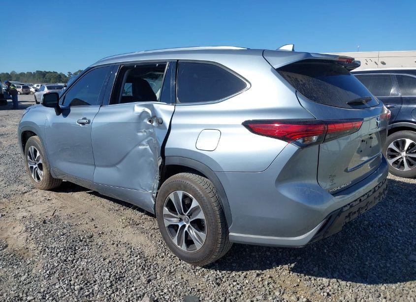 Photo 3 of 2021 Toyota Highlander XLE (VIN 5TDGZRAH7MS034100)