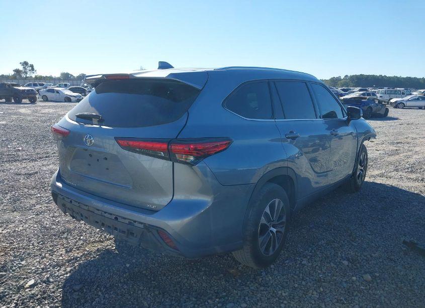 Photo 4 of 2021 Toyota Highlander XLE (VIN 5TDGZRAH7MS034100)