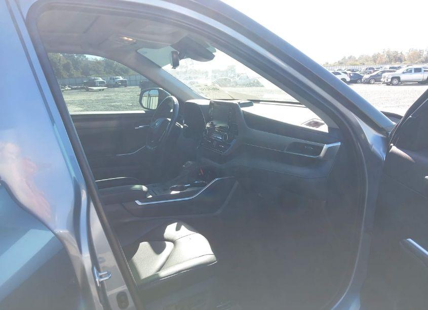 Photo 5 of 2021 Toyota Highlander XLE (VIN 5TDGZRAH7MS034100)