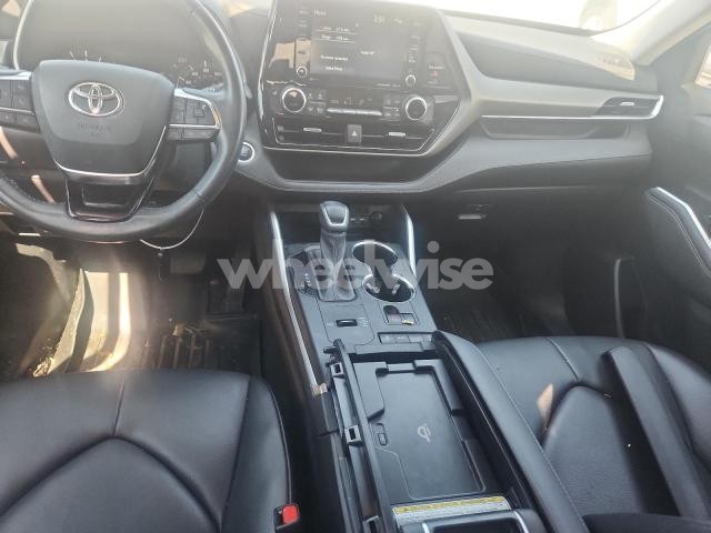 Photo 12 of 2021 TOYOTA HIGHLANDER XLE (VIN 5TDGZRAH7MS061345)