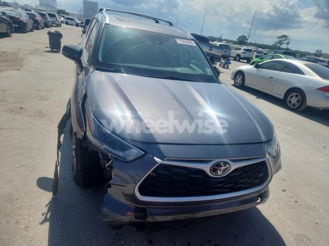 Photo 13 of 2021 TOYOTA HIGHLANDER XLE (VIN 5TDGZRAH7MS061345)