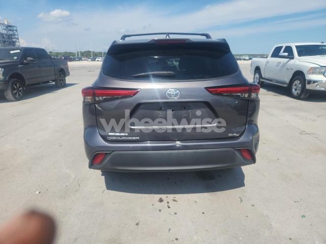 Photo 4 of 2021 TOYOTA HIGHLANDER XLE (VIN 5TDGZRAH7MS061345)