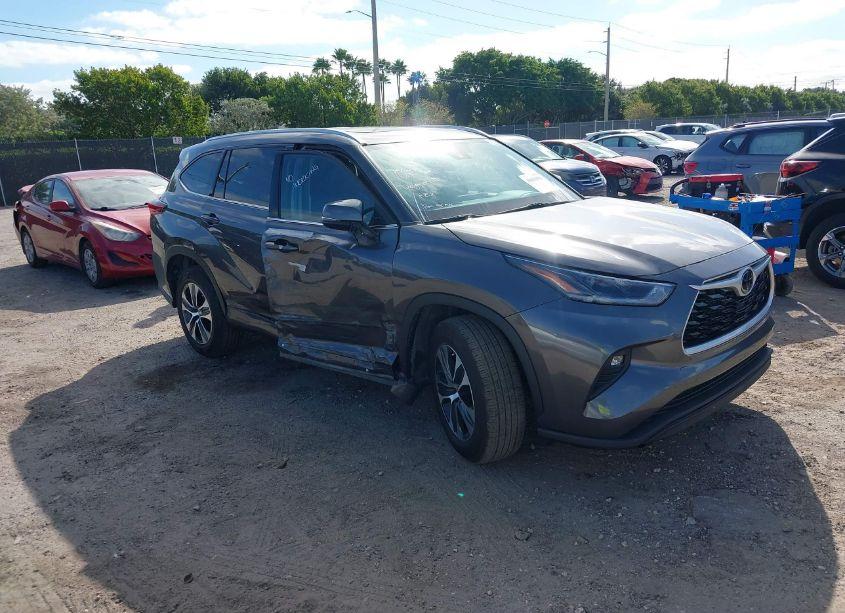 2021 Toyota Highlander XLE (VIN 5TDGZRAH7MS088500) main photo