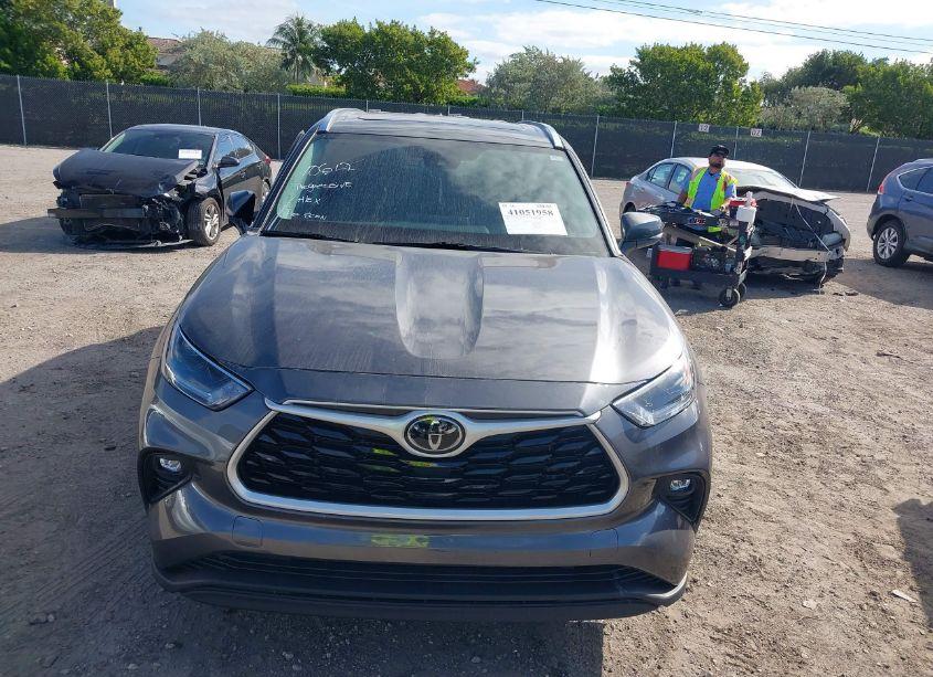 Photo 12 of 2021 Toyota Highlander XLE (VIN 5TDGZRAH7MS088500)